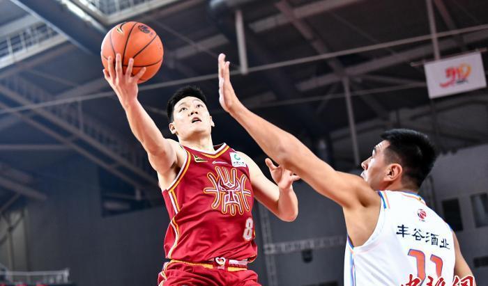 四川男篮实力雄厚，获得连胜