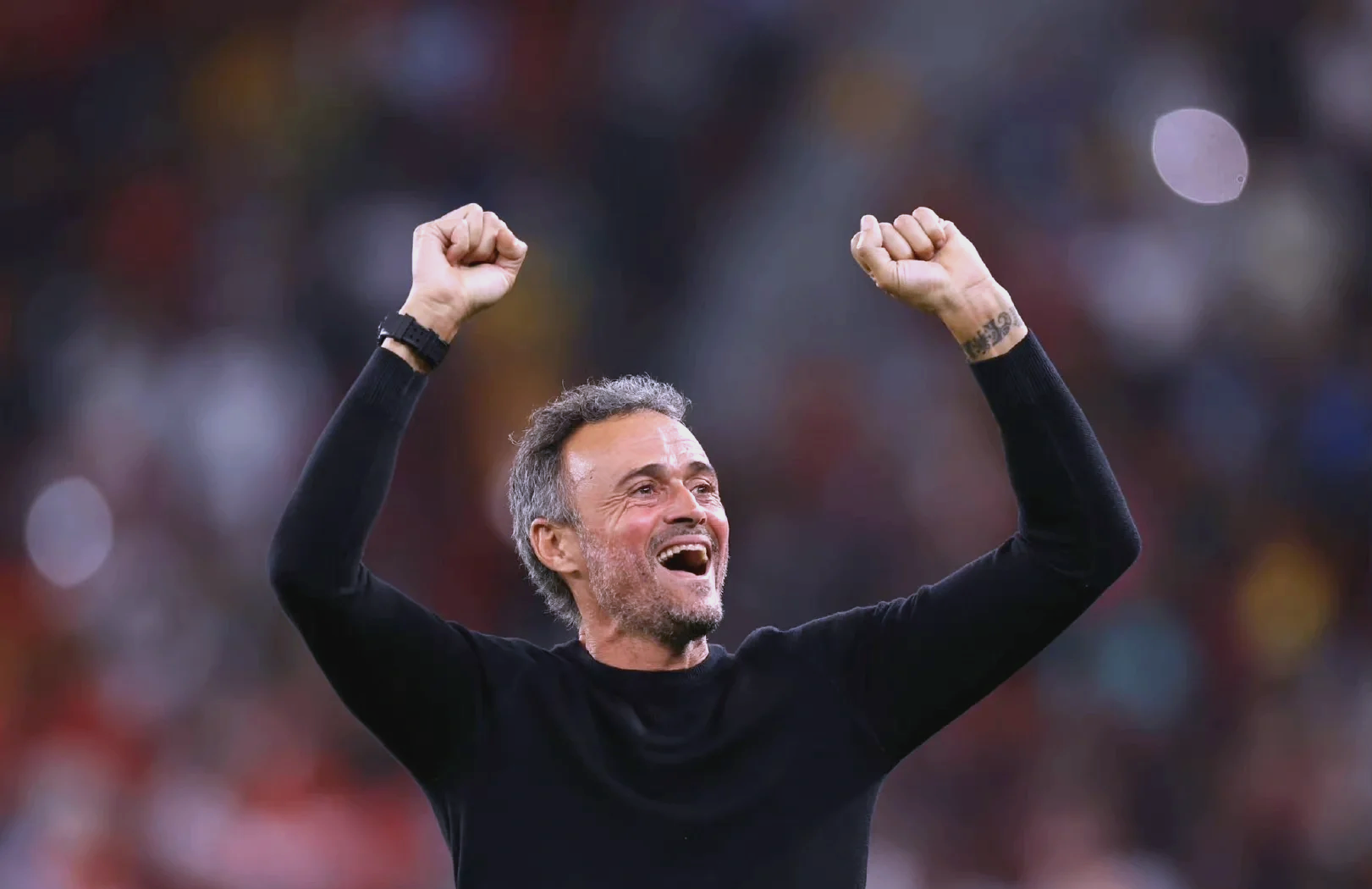 惊险胜利激动人心,球迷欢呼不已的简单介绍 惊险胜利激动人心,球迷欢呼不已的简单介绍