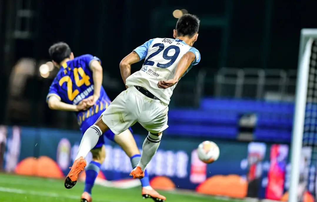 富力客场绝地反击，打败建业拿下首胜
