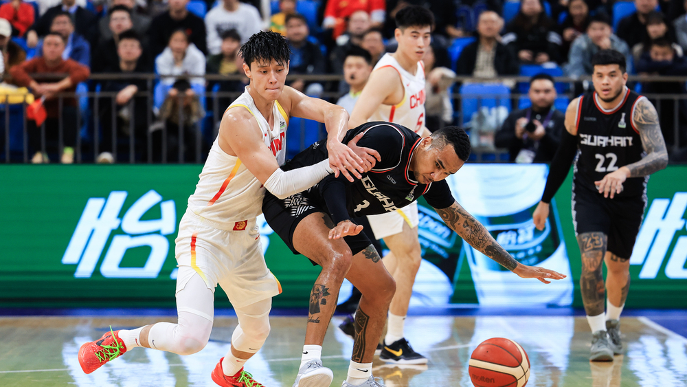 球队在比赛中击败对手取得胜利 球队在比赛中击败对手取得胜利