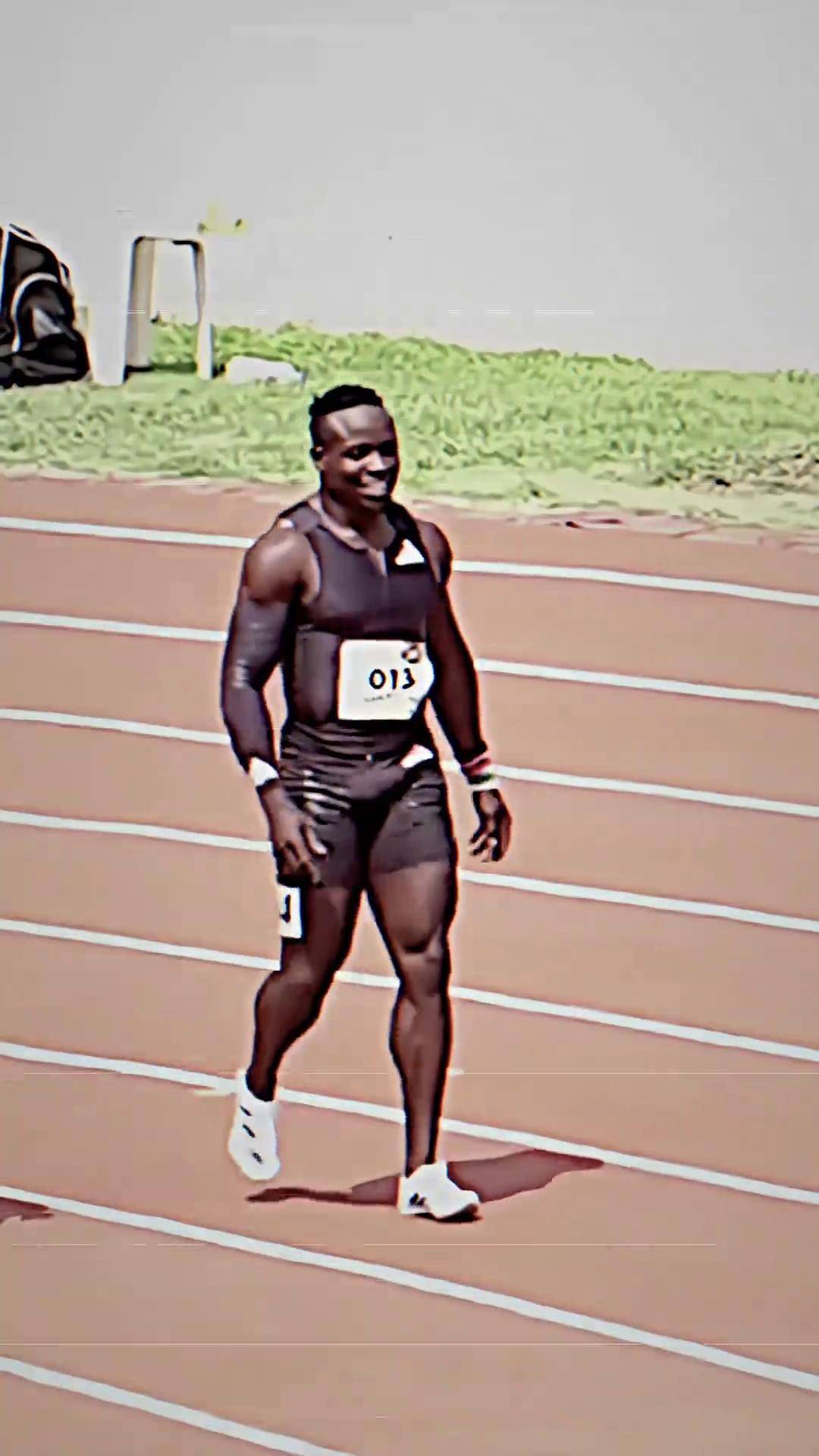 田径比赛中，肯尼亚选手夺得金牌