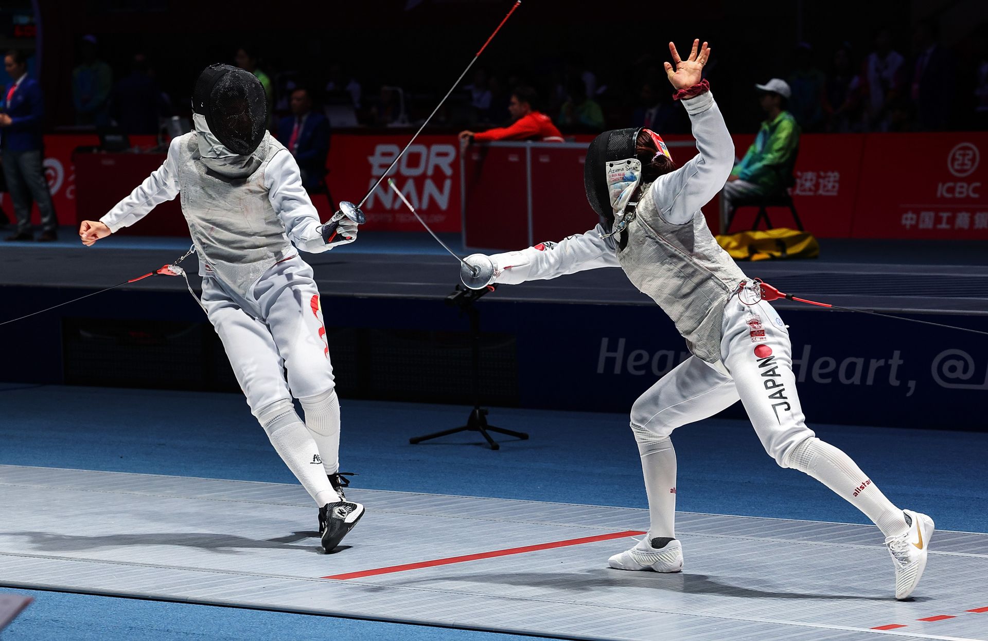 突破旧记录，击剑运动员斩获金牌