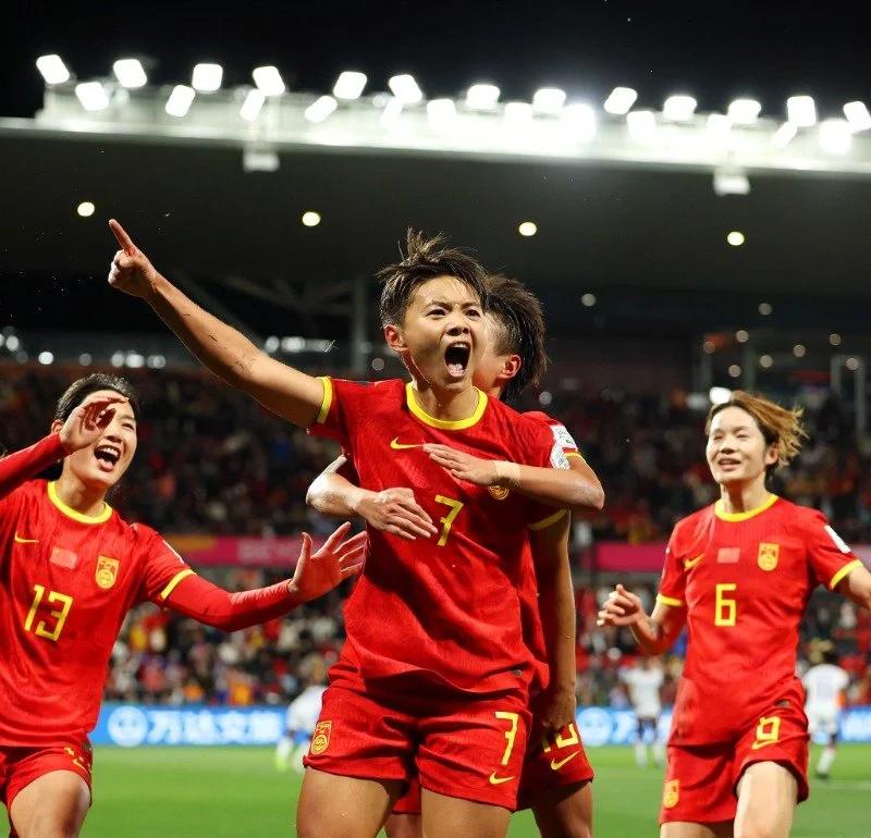 国际女足友谊赛顽强奋战，战力全开争夺第一