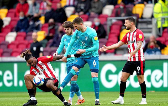 普利茅斯主场取胜,继续领跑 普利茅斯主场取胜,继续领跑