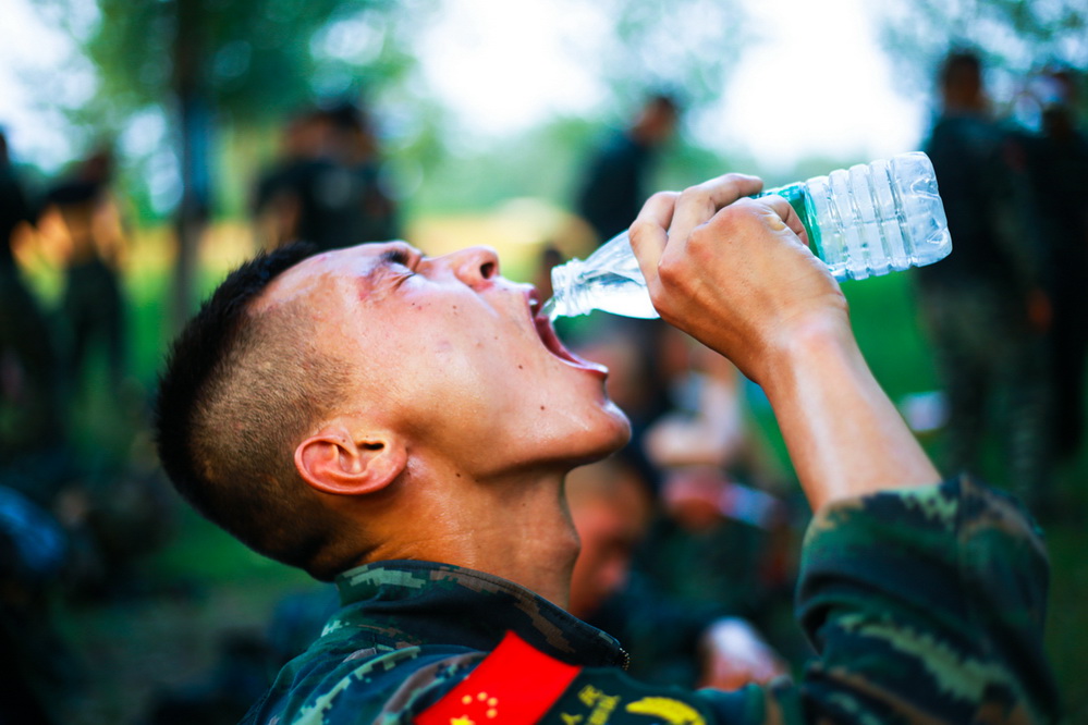 体育赛场上激战连连,球员斗志昂扬 体育赛场上激战连连,球员斗志昂扬