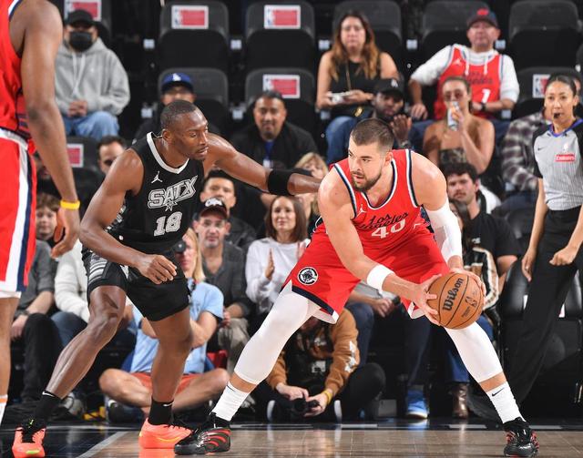 快船主场击败马刺，稳居西部前列