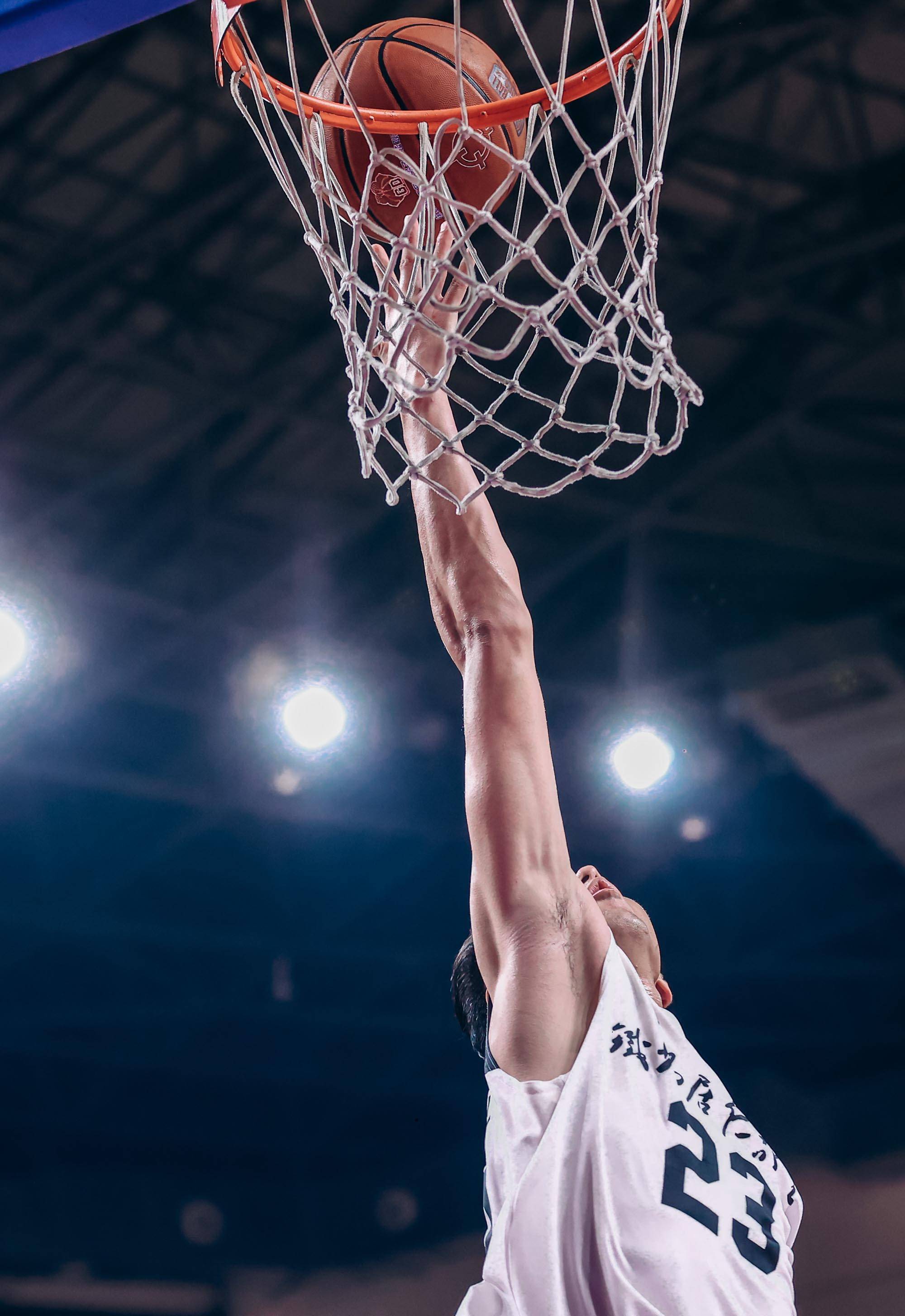 篮球队以不败战绩夺得联赛冠军 篮球队以不败战绩夺得联赛冠军