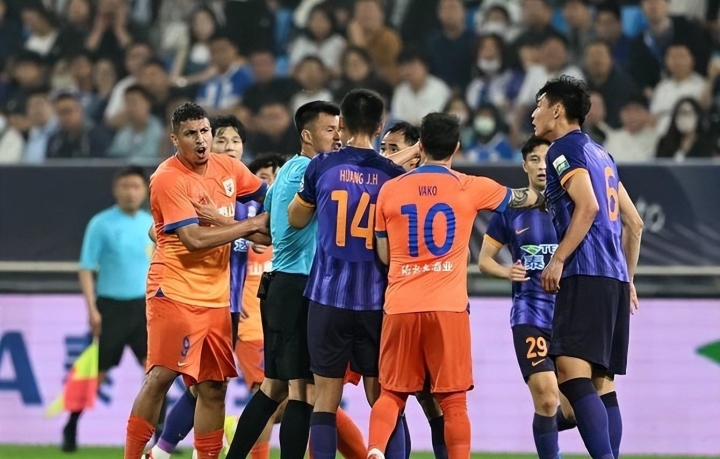 踢出一脚绝杀球!足球选手带队晋级半决赛 踢出一脚绝杀球!足球选手带队晋级半决赛